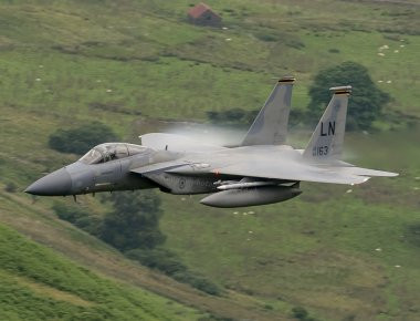 Mach Loop: C-17 Globemaster ΙΙΙ, F-22 και F-15 σε εντυπωσιακές χαμηλές πτήσεις (βίντεο)